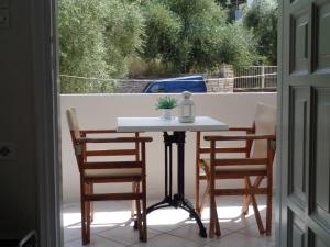 stół i 2 krzesła na patio w obiekcie Green View Apartments w mieście Agios Nikitas +31 zdjęć
