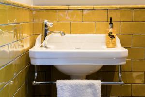 A bathroom at The Green Dragon Inn 