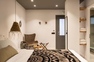 Letto o letti in una camera di Lemon Suites Santorini