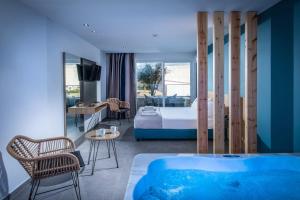 une chambre d'hôtel avec une baignoire et une chambre dans l'établissement Infinity Blue Boutique Hotel & Spa - Adults Only, à Chersónissos