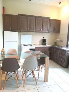 Η κουζίνα ή μικρή κουζίνα στο Sweet Home (50m from center Lithostroto)