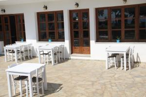 A restaurant or other place to eat at Studios Stavris