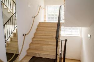 eine Treppe mit Holztreppen und einem Fenster in der Unterkunft Ferienhaus Mühlenberg in Monschau