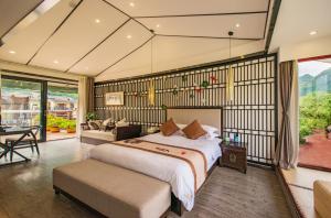 Peach Blossom Resort Hotel房間的床