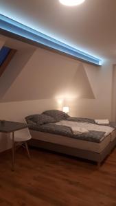 Cama en habitación con luz azul en 77 Krasnicka en Lublin