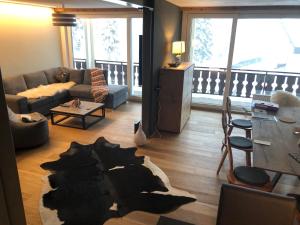 Laax-MurschetgにあるLaax Flims Luxury Large apartment near Rock Resortのリビングルーム(ソファ、テーブル付)