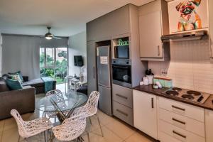 Dapur atau dapur kecil di 207 La Ballito-Luxury Family apartment