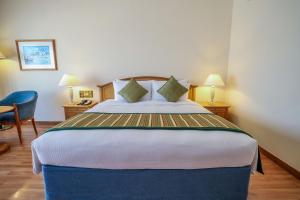 ein Schlafzimmer mit einem großen Bett in einem Zimmer in der Unterkunft Millennium Downtown in Abu Dhabi