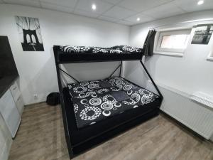 Posteľ alebo postele v izbe v ubytovaní Small Apartments Denisa Business