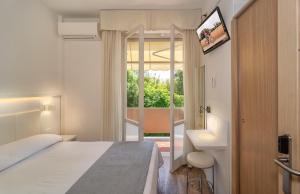 マリーナ・ディ・マッサにあるHotel Hermitageのベッドと窓が備わるホテルルーム