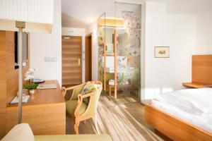 A bed or beds in a room at Hotel Heubad