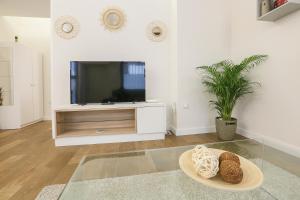 Televízia a/alebo spoločenská miestnosť v ubytovaní T&L TRIANA LOFT - Just like at home