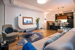 uma sala de estar com um sofá e uma mesa em The Q - Superior Apartment em Rovinj