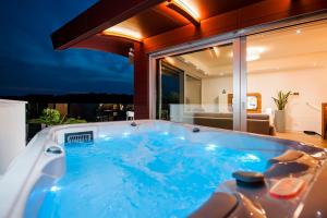 Bazén v ubytování The Q Superior - a penthouse with jacuzzi and sauna nebo v jeho okolí