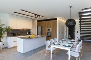 uma cozinha e sala de jantar com mesa e cadeiras em Momentum Villas em Ialyssos