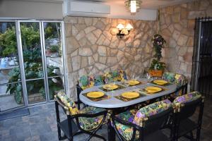 a table with yellow plates on top of it at VILLA GARDEN in Tarragona