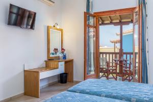 Postel nebo postele na pokoji v ubytování Aeolos Hotel