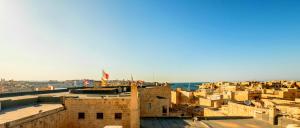 a view of the city of aleppo from the roofs of buildings at Kharmen A 1565s House with Seaviews in Birgu