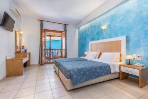 Postel nebo postele na pokoji v ubytování Aeolos Hotel