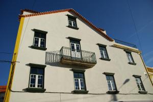un edificio con un balcón en el lateral. en Arcadas da Vila, en Manteigas