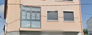 un edificio con tres ventanas laterales en Apartamento XIABRE, VUT-Po-4181, en Vilagarcía de Arousa