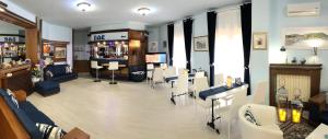 Lounge nebo bar v ubytování Hotel Due Torri