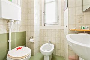 małą łazienkę z toaletą i umywalką w obiekcie Cenisio & Sempione Cosy Flat w Mediolanie +7 zdjęć