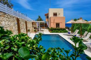 Villa con piscina y casa en Elmyra Villa, Heated Pool & Walking to beach, By ThinkVilla, en Gerani