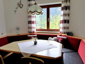 uma sala de jantar com uma mesa e uma janela em Haus Hackl em Jerzens