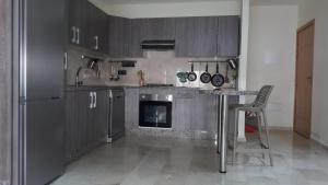 uma cozinha com armários de madeira e uma mesa com lareira em Dar Lazraq em Sidi Rahal