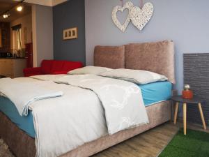 1 Schlafzimmer mit 2 Betten und einer Herzwand in der Unterkunft Millenium Inn Ferienwohnung Top 2 in Mürzzuschlag
