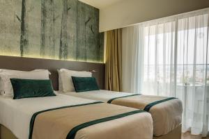 Кровать или кровати в номере Pefkos City Hotel