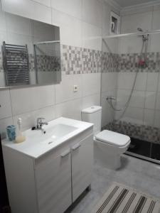 Baño blanco con lavabo y aseo en BARRIO DE ABAJO Nº 50, en Felechosa