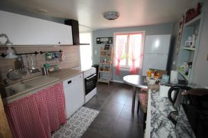una pequeña cocina con fregadero y encimera en Maison IZARO, en Précy-Saint-Martin