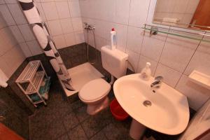 Ένα μπάνιο στο Apartments Toni Two +47 φωτογραφίες