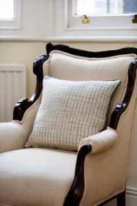 A seating area at Veeve - Charming 1 bed just off King&rsquo;s Road Chelsea 