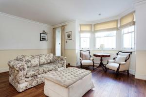 A seating area at Veeve - Charming 1 bed just off King&rsquo;s Road Chelsea 