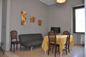 カターニアにあるPuccini apartmentのダイニングルーム(テーブル、椅子付)