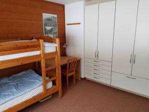 una camera con due letti a castello e una scrivania di Mila 5 a Champéry