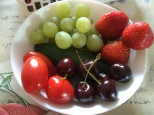 uma tigela de frutas e legumes numa mesa em B&B Nobel em Buren