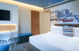 Ein Bett oder Betten in einem Zimmer der Unterkunft OZO Phuket