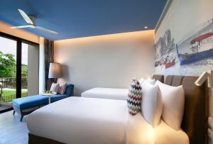 Ein Bett oder Betten in einem Zimmer der Unterkunft OZO Phuket