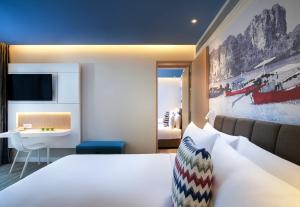 Ein Bett oder Betten in einem Zimmer der Unterkunft OZO Phuket