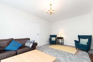 Ruang duduk di An Searrach Dingle by Trident Holiday Homes