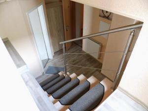 um conjunto de escadas com um corrimão de vidro em Hotel Restaurant Zum Valwiger Herrenberg em Valwig