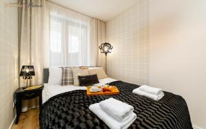 Posteľ alebo postele v izbe v ubytovaní Wonder Home - Apartamenty z balkonami, blisko centrum Karpacza, stoku i aquaparku + 37 fotografií