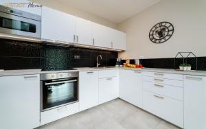 Kuchyňa alebo kuchynka v ubytovaní Wonder Home - Apartamenty z balkonami, blisko centrum Karpacza, stoku i aquaparku