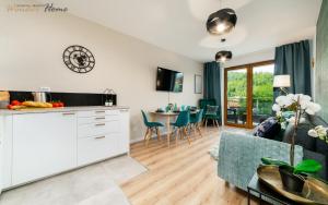 Kuchyňa alebo kuchynka v ubytovaní Wonder Home - Apartamenty z balkonami, blisko centrum Karpacza, stoku i aquaparku