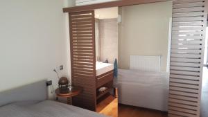 Łóżko lub łóżka w pokoju w obiekcie Captains 2-Bedroom Suite in Athens Nea Smyrni