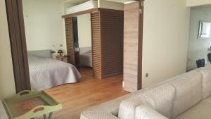Łóżko lub łóżka w pokoju w obiekcie Captains 2-Bedroom Suite in Athens Nea Smyrni